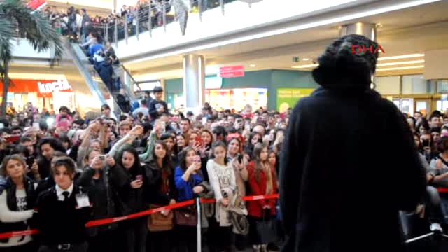Bursa Halil Sezai?den İmza Günü Selfıesi
